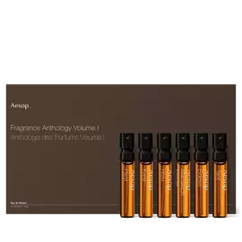 Six petits flacons de parfum dans une boite en carton avec une pochette decorative.