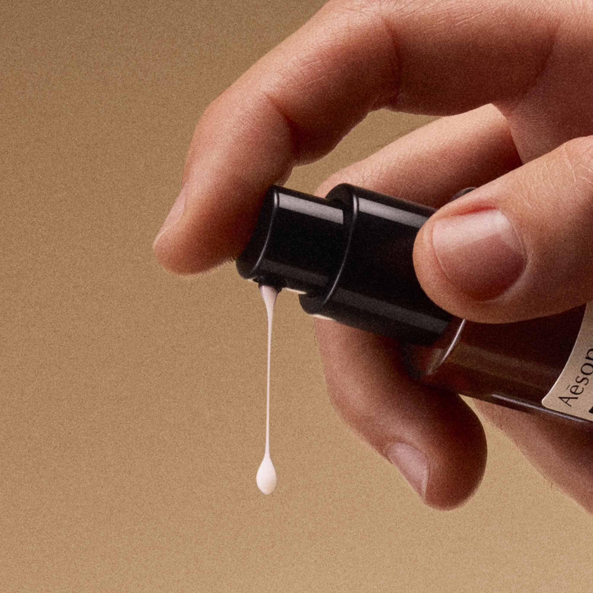 Un flacon pompe de Serum Nourrissant pour les Mains Solais  et un tube de Baume Aromatique Resurrection pour les Mains reunis dans un  coffret.