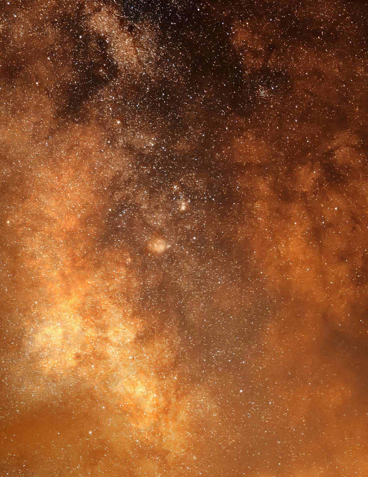 Lumiere ambree et doree, semblable a un nuage, constellee de particules denses, composant une texture celeste sur des zones plus sombres d’orange brule.