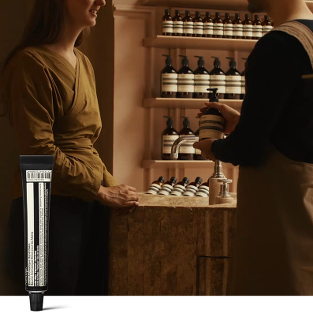 Une consultation pour le soin des mains dans une boutique Aesop, aux cotes d’un Baume Aromatique pour les Mains Eleos 15 mL offert lors de l'inscription a nos communications.​