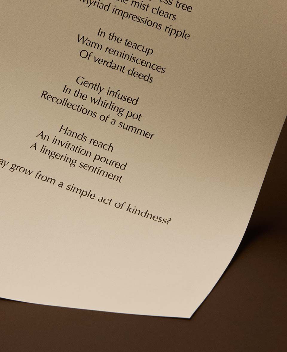 Vers d’un poeme centres sur une page creme incurvee, sur un fond brun chaleureux.