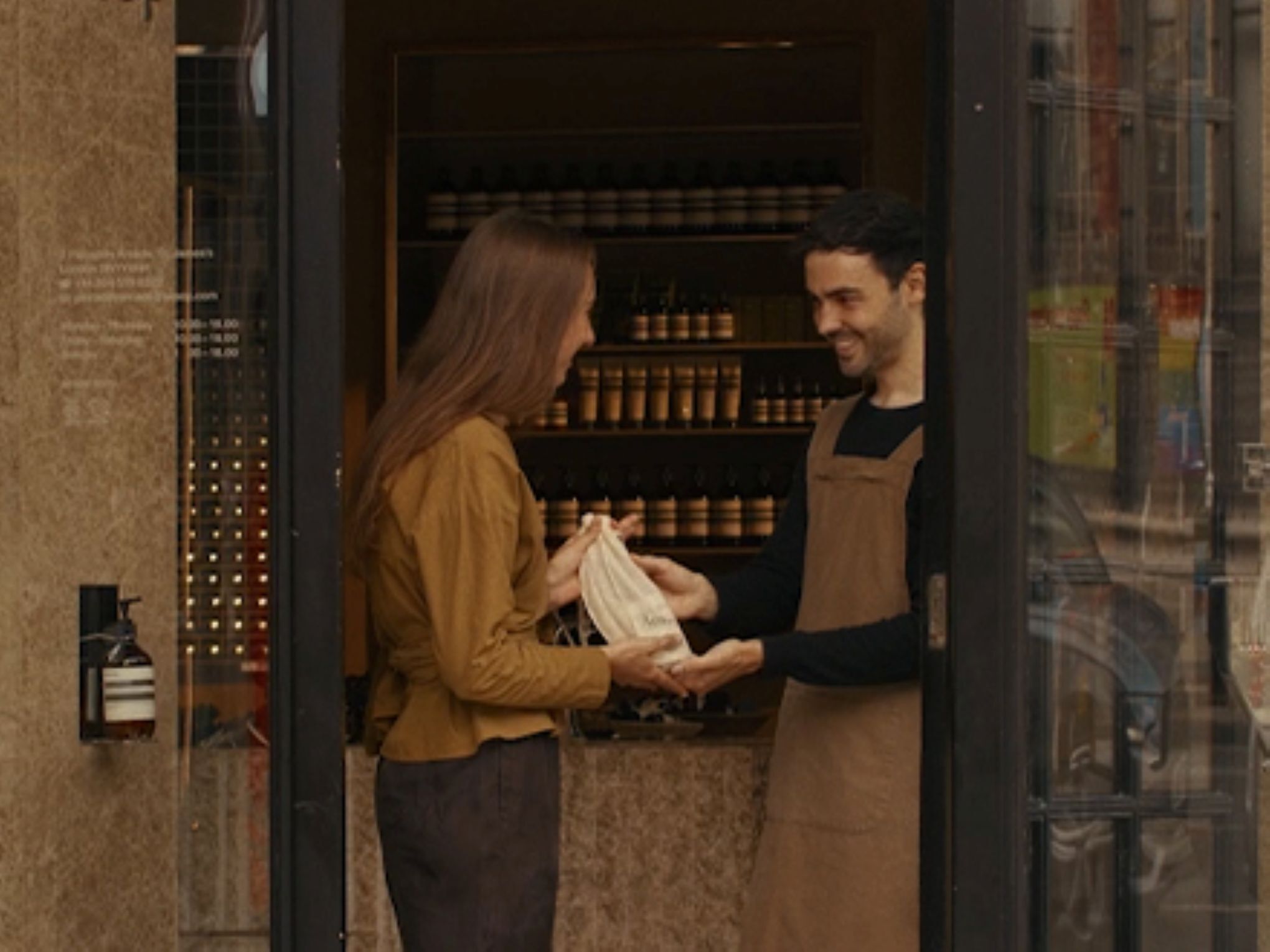 Une consultation pour le soin des mains dans une boutique Aesop, aux cotes d’un Baume Aromatique pour les Mains Eleos 15 mL offert lors de l'inscription a nos communications..