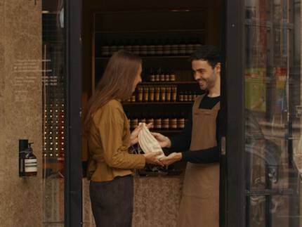 Une consultation pour le soin des mains dans une boutique Aesop, aux cotes d’un Baume Aromatique pour les Mains Eleos 15 mL offert lors de l'inscription a nos communications..